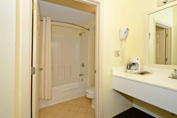 Manchester Heritage Inn & Suites image 3