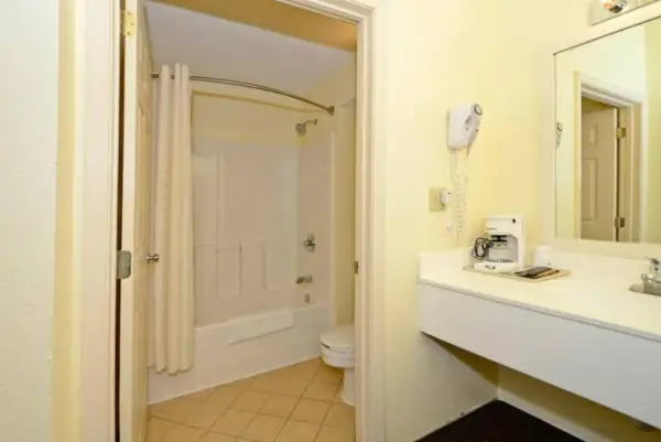 Manchester Heritage Inn & Suites 8