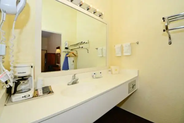 Manchester Heritage Inn & Suites 9